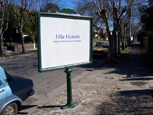 Painel informativo no lado externo do Centro Cultural Victoria Ocampo, Mar del Plata, Argentina.